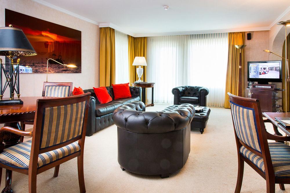 Hotel Van Oranje Noordwijk Ngoại thất bức ảnh A living room in a serviced apartment